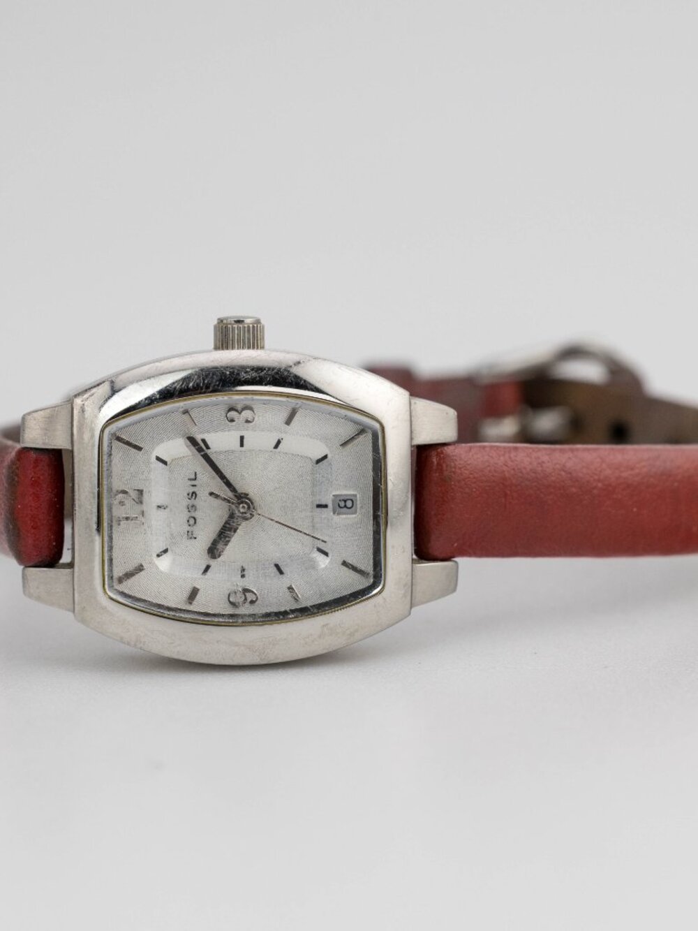 Fossil F2 ES-1641 Tonneau Red Leather Quartz Analog Women's Watch New Battery - Picture 3 of 9